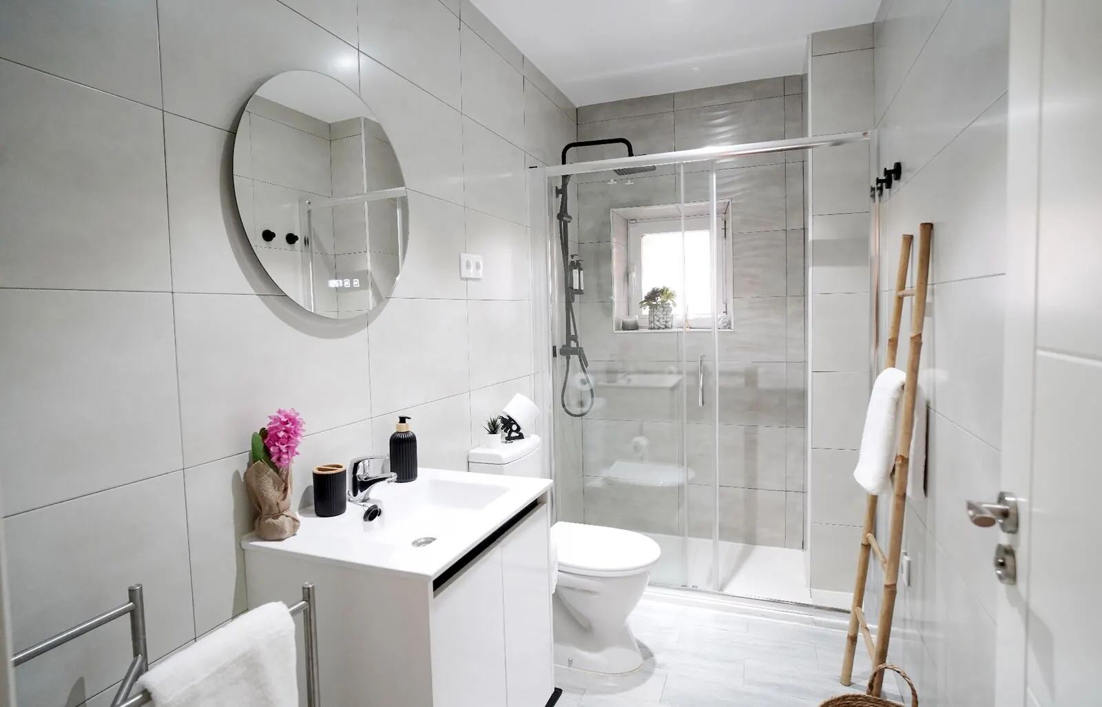 Baño completo del apartamento
